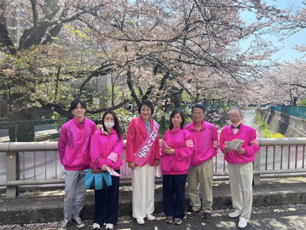 お昼は麻生川の桜並木