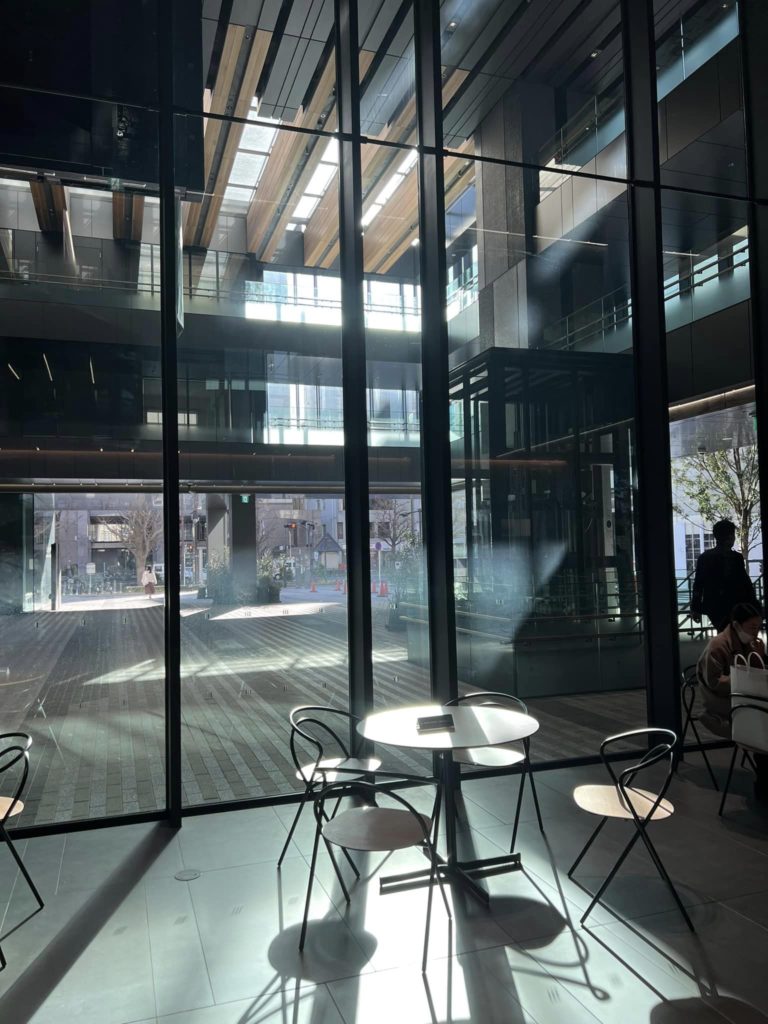 新庁舎の1階ロビーが眩し過ぎる