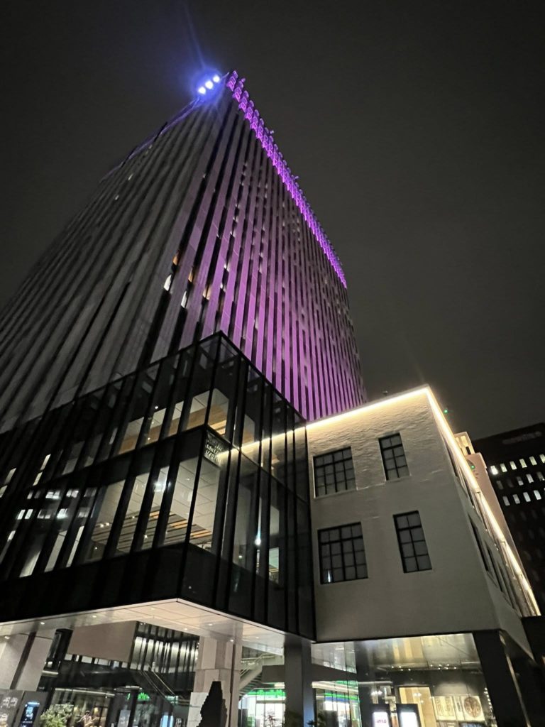 残業続き、ピンクリボンデーの夜景